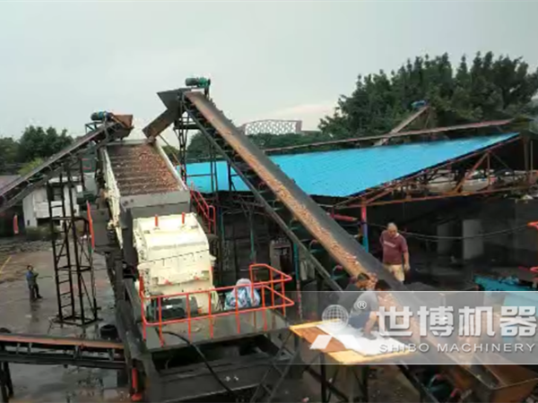 大型移動(dòng)式建筑垃圾破碎機(jī)現(xiàn)場