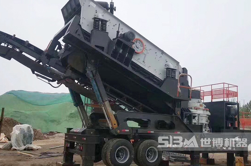 移動(dòng)式碎石場(chǎng)生產(chǎn)線(xiàn)安裝現(xiàn)場(chǎng)