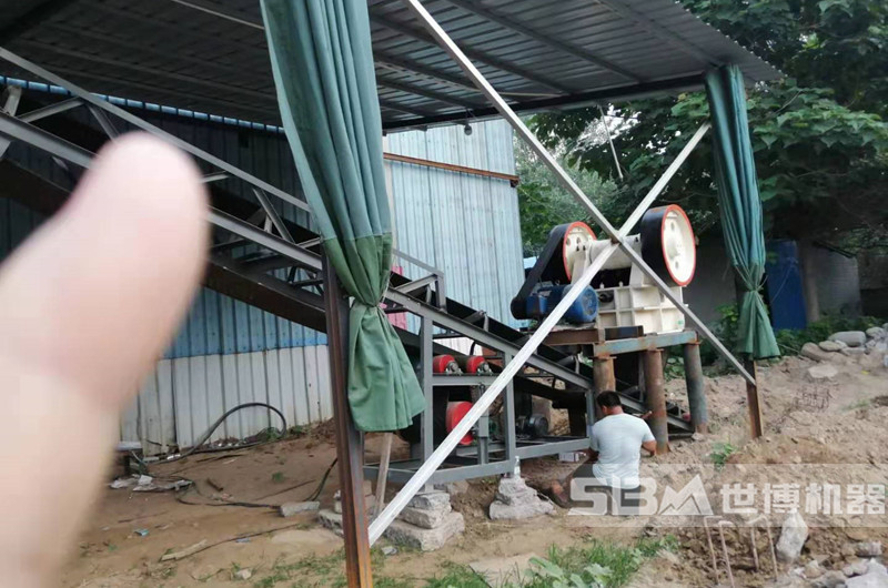 破碎機(jī)工作現(xiàn)場(chǎng)圖