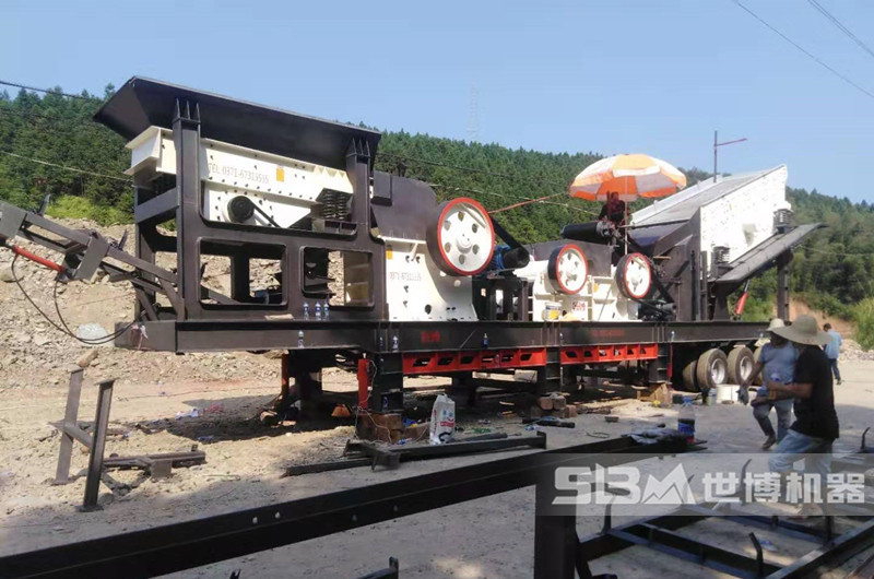 移動(dòng)式建筑垃圾破碎制砂一體機(jī)安裝現(xiàn)場(chǎng)