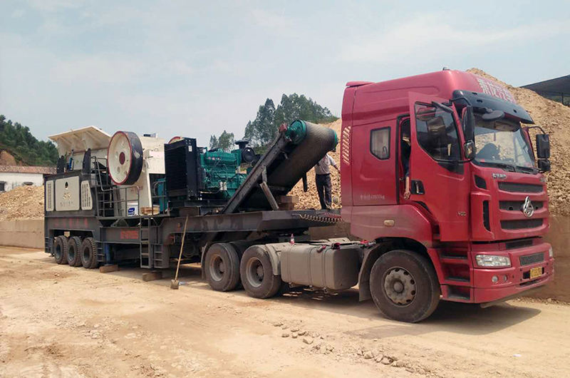 移動(dòng)破碎機(jī)帶柴油機(jī)一體機(jī)