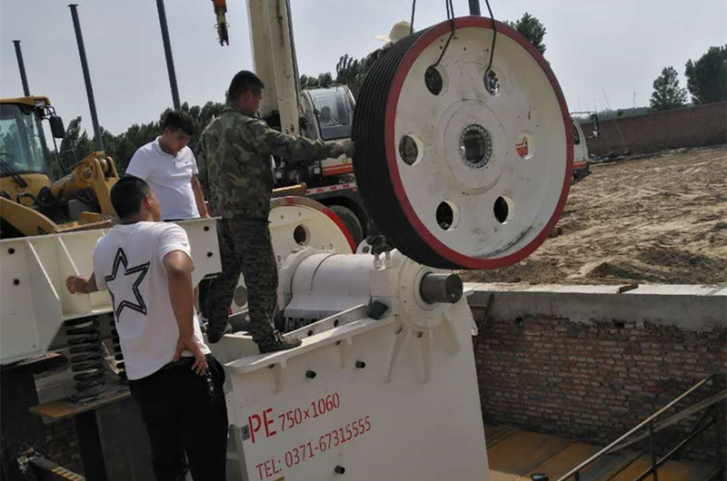 山東大型顎式石頭破碎機安裝現(xiàn)場