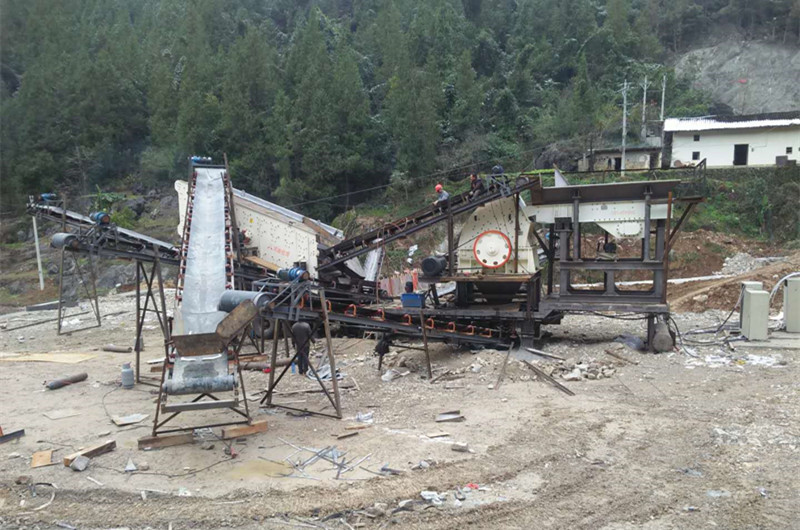 三組合碎石破碎一體機(jī)，主機(jī)配置重錘破