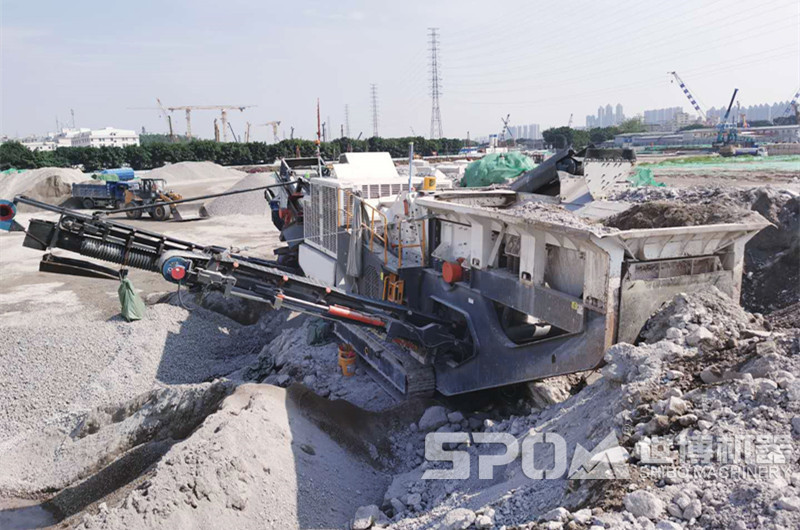 履帶移動(dòng)碎石加工設(shè)備現(xiàn)場(chǎng)，建筑垃圾破碎現(xiàn)場(chǎng)