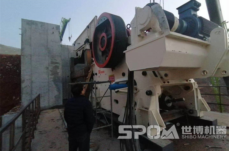 JC歐版粗碎鄂式破碎機(jī)安裝現(xiàn)場圖