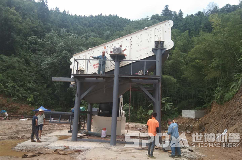 振動篩安裝現(xiàn)場圖，安裝角度可見