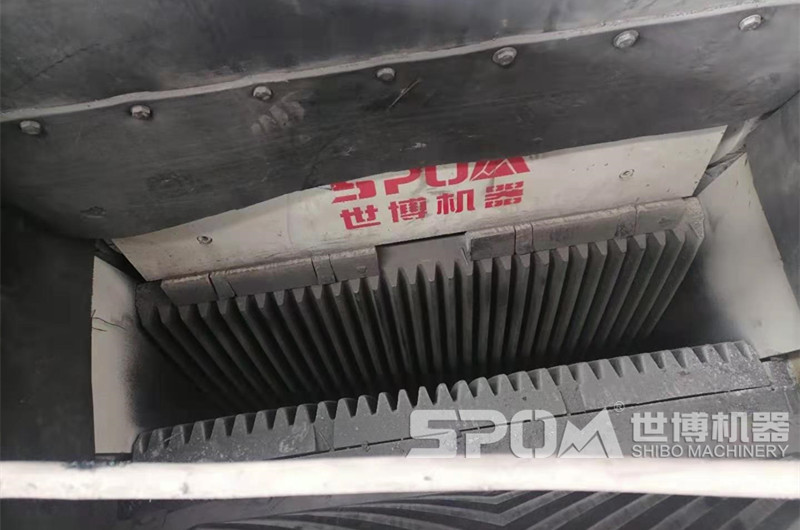 PEX細(xì)鄂破機(jī)進(jìn)料口，細(xì)齒牙鄂板