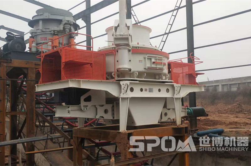 大理石生產(chǎn)機(jī)制砂現(xiàn)場(chǎng)，圓錐破和制砂機(jī)