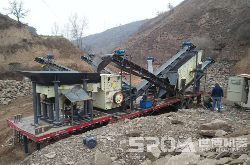 平板車(chē)改裝的多機(jī)組合移動(dòng)沙石破碎機(jī)