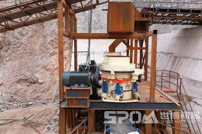 圓錐破碎機(jī)，在玄武巖制砂生產(chǎn)線中負(fù)責(zé)細(xì)碎