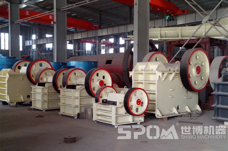 世博顎破成品車間，各種大小鄂破碎機(jī)
