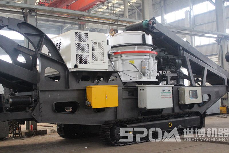 裝在履帶移動(dòng)車(chē)上的多缸液壓圓錐破碎機(jī)