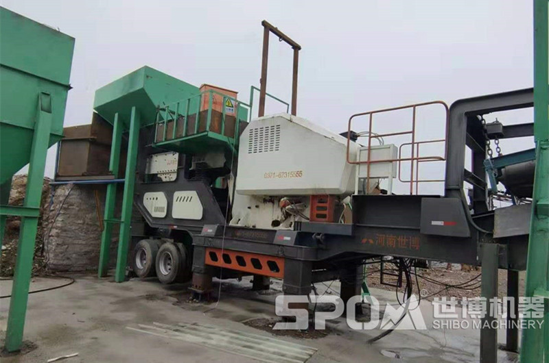 車載輪胎移動顎破機(jī)加工石料現(xiàn)場圖