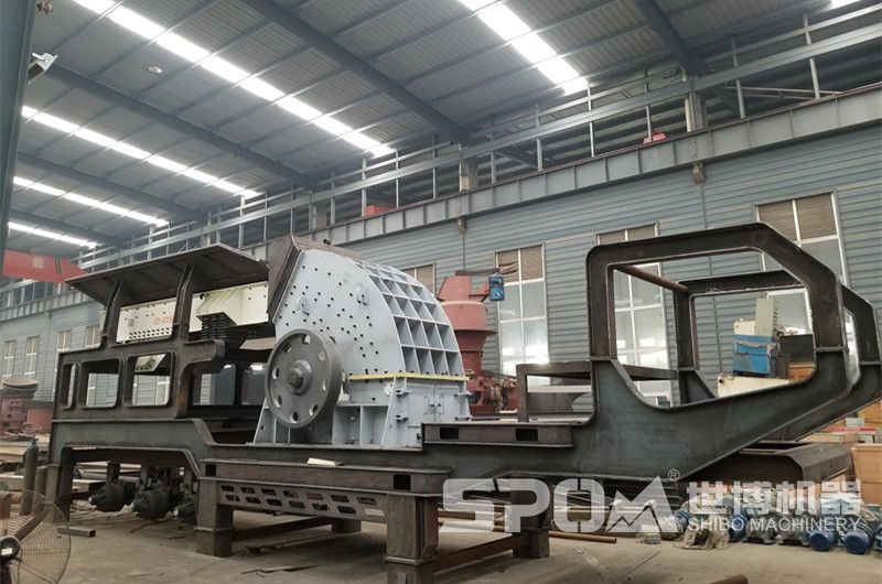 世博移動重錘破碎機(jī)生產(chǎn)車間