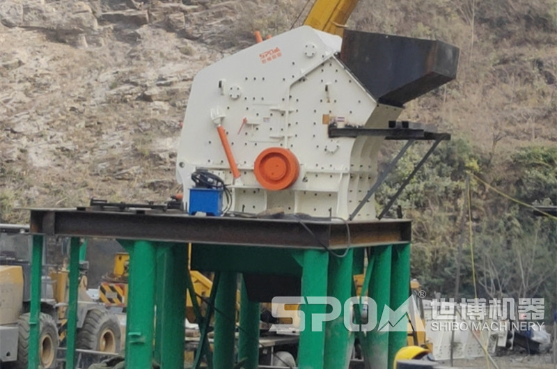 反擊式破碎機(jī)，在玄武巖制砂生產(chǎn)線中負(fù)責(zé)二段破碎