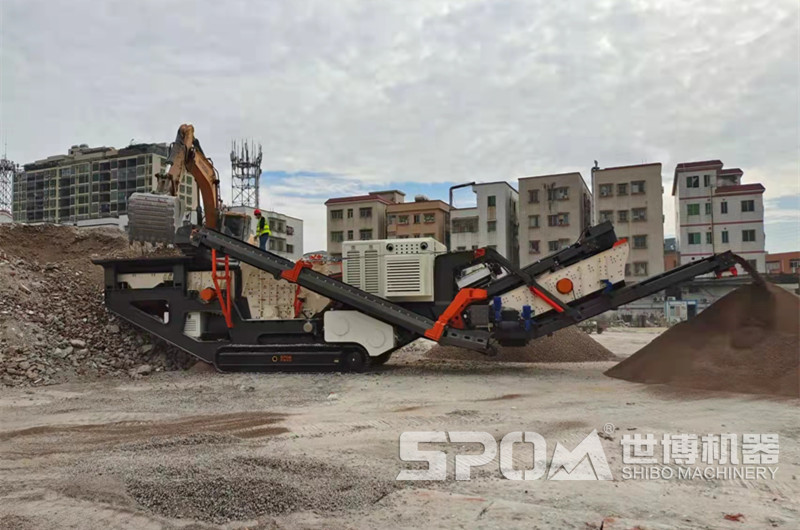 履帶式移動(dòng)破碎站處理建筑工地垃圾現(xiàn)場(chǎng)圖