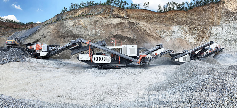 履帶移動碎石機(jī)破碎石子現(xiàn)場圖