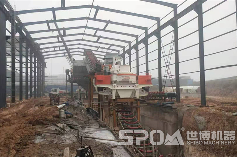 時(shí)產(chǎn)500噸立式打沙機(jī)客戶現(xiàn)場(chǎng)，正在安裝